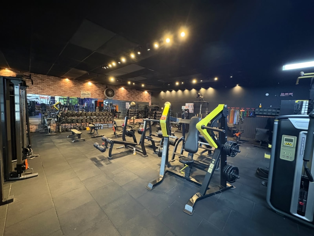 Academia Espaço Vital Santo André Halteres e parede de tijolinho da Academia Espaço Vital em Santo André