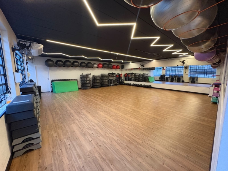 Sala de aulas com bolas e steps da Academia Espaço Vital em Santo André